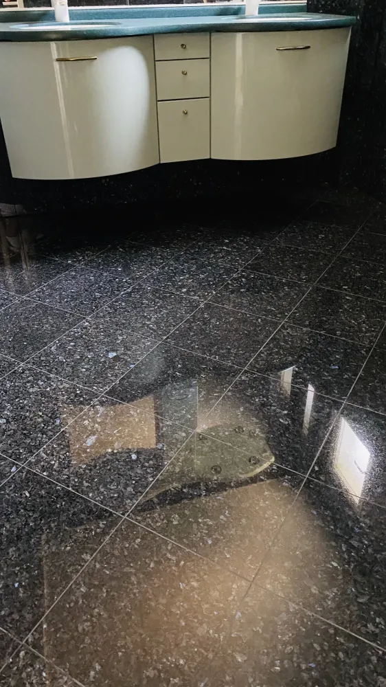 Comment protéger un sol en granite contre les dommages causés par les meubles lourds ?